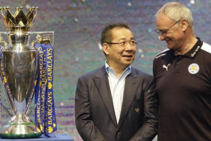 Vichai Srivaddhanaprabha, propietario del Leicester, y Claudio Ranieri, en los días felices del triunfo en la Premier.