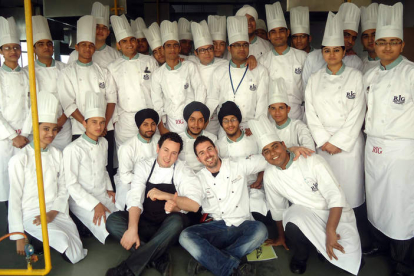 El pastelero Julián Arranz y el chef Jesús Prieto, en primera línea, junto a algunos cocineros de la India.