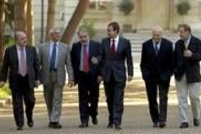 Almunia, Borrell, Solbes, Zapatero, Moratinos y Solana caminan por los jardines de La Moncloa