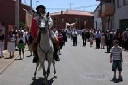 El Apóstol Santiago volverá a encabezar el cortejo religioso que recorrerá las calles de Villadangos