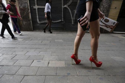 Prostitutas en la calle de Sant Pau, en Ciutat Vella.