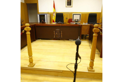 Sala de vistas de los juzgados de León, antes de celebrarse una sesión. RAMIRO