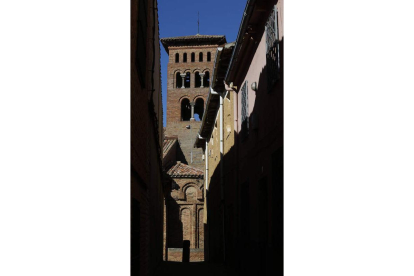 Imagen de la vlla de Sahagún con la iglesia de San Tirso al fondo.