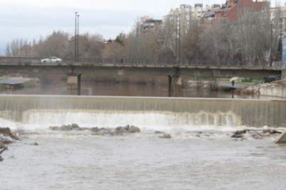 El Bernesga a su paso por la capital leonesa; hay tramos en el sur con el agua fuera de cauce