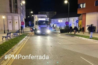 La policía interceptó el camión en la avenida de Valdés. PM