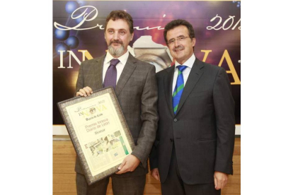 Antonio Fernández Medarde, director de Instituto Biomar, recibió el Premio Innova de manos de José Luis Ulibarri, presidente de Diario de León.