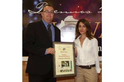 Arancha Pablos, directora de Calidad de Alimentos Naturales, recibe el premio del delegado de Mercadona en Castilla y León, Julio Casado.