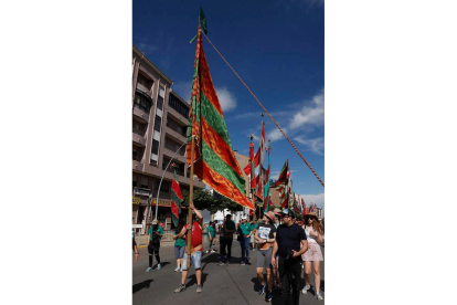 Un momento de la concentración de pendones de Brimeda, en Astorga. FERNANDO OTERO
