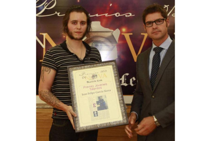 El director del Inteco, Manuel Escalante, entrega el Premio Jóvenes Talentos, que recoge su ganador Juan Felipe García.