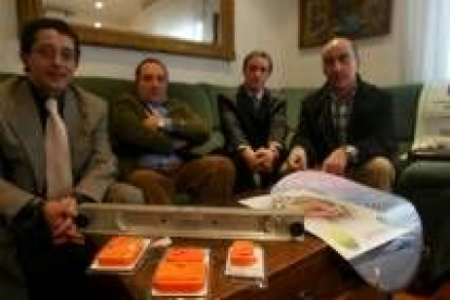 Los miembros de la asociación de inventores posan con algunos de sus logros