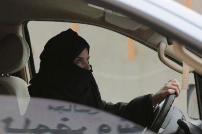 Aziza al-Yousef, una de las activistas detenidas, conduce de forma clandestina un vehículo por una autopista de Riad.