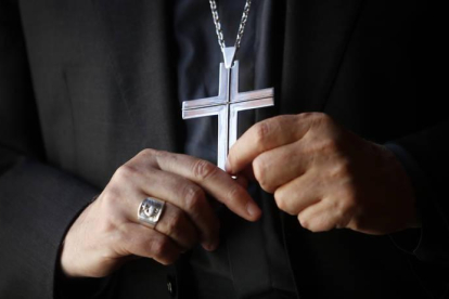 Detalle de un símbolo religioso en manos del obispo Julián López