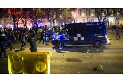 Un joven golpea un furgón policial en las inmediacioes de la plaza Cibeles.