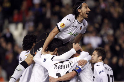 Los futbolistas del Valencia festejan el gol marcado por el delantero brasileño Jonas.