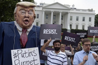 Protesta frente a la Casa Blanca contra el presidente Donald Trump.
