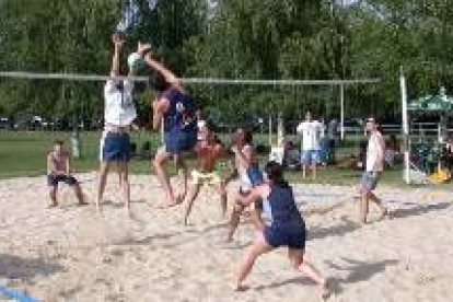 Los jugadores de voley playa disputaron mucho los puntos