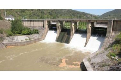 La espuma apareció aguas abajo del embalse de Peñarrubia, en la imagen.