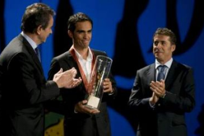 Contador tras recibir su premio de manos de Pedro Delgado.