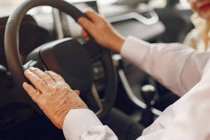 El estudio plantea la decisión de dejar de conducir más allá de la prohibición legal. FIRMA
