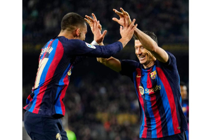 Lewandowski sentenció el partido justo antes del descanso anotando el segundo gol del Barcelona frente al Cádiz. ENRIC FONTCUBERTA