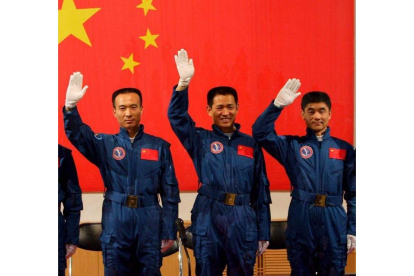 Astronautas chinos, en 2005, en el centro del lanzamiento de satélites Jiuquan.
