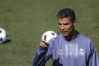 Cristiano necesita hacer un buen partido ante el Deportivo para apagar las críticas. EMILIO NARANJO