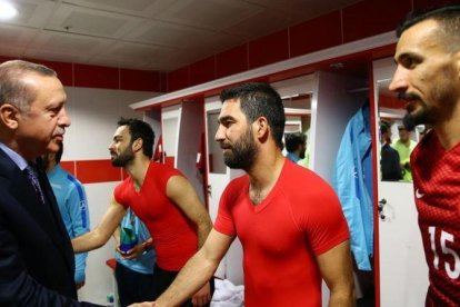 Erdogan, el presidente turco, saluda a Arda Turan tras un partido.