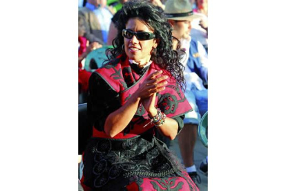 Cristina del Valle, con traje típico de gala en Gordoncillo.