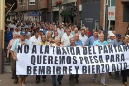 La manifestación partió de la plaza Santa Bárbara y terminó en la plaza Mayor de Bembibre.