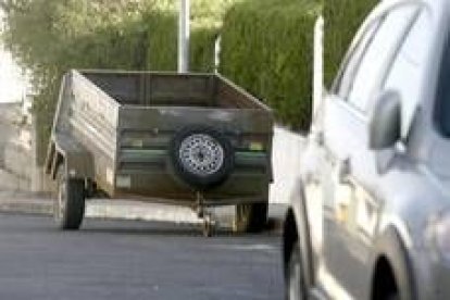 La niña abandonada estaba dentro de un remolque en una céntrica urbanización de Mazagón