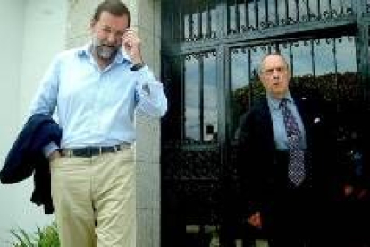Rajoy y Fraga salen de la residencia de verano que el presidente de la Xunta tiene en Perbes