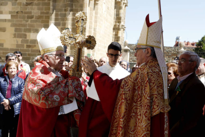 Juan Antonio Menéndez recibe a las puertas de la catedral la Cruz de santo Toribio. MARCIANO