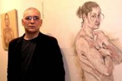 El artista gallego posa junto a una de sus obras