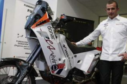 Ramón Gutiérrez posa junto a la KTM con la que participará en la nueva edición del Dakar.