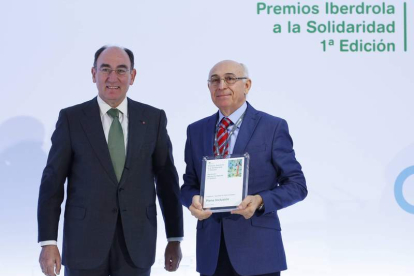 Ignacio Galán, junto al presidente de Plena Inclusión Castilla y León, Juan Pérez. dl