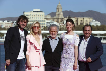 Fernando Colomo con los protagonistas del filme. JORGE ZAPATA