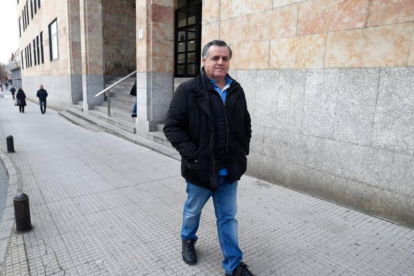 Lázaro García Bayón, frente al edificio de los juzgados. RAMIRO.