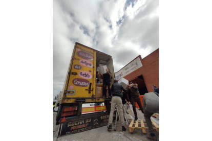 Momento de la carga de la ayuda en el camión en Valladolid. DL