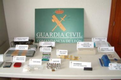 Pertenencias decomisadas por la Guardia Civil a los once detenidos en la operación Arclón.