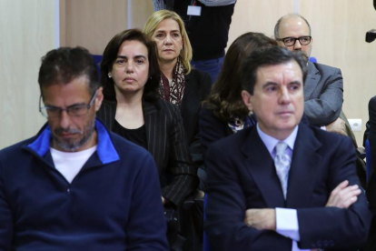 Cristina de Borbón sentada en el banquillo de los acusados