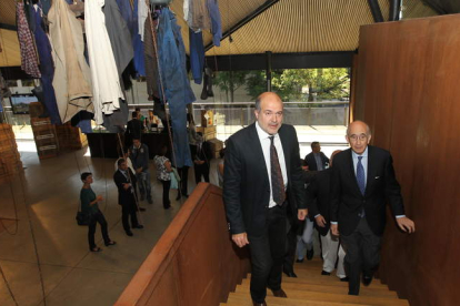 El director del Museo de la Energía acompaña a José María Ballester en la visita a las instalaciones museísticas.