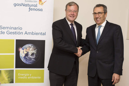 Antonio Silván, con el director general de la Fundación Gas Natural Fenosa, tras la firma.