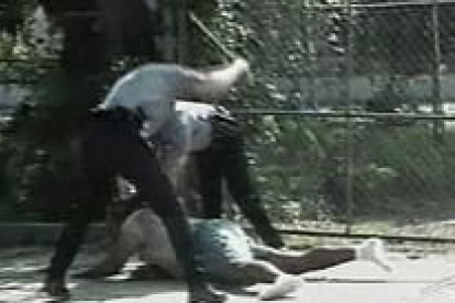 Imágenes grabadas por un videoaficionado en la que un hombre de color es golpeado por dos policías