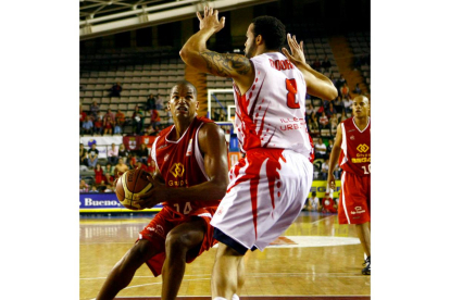 Eulis Báez, en un partido con Baloncesto León.