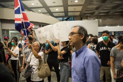 Manifestantes ocupan el vestíbulo de la Torre Revenue en Hong Kong.