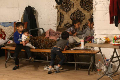 Un grupo de niños, en una casa de la zona de combate. HAYK BAGHDASARYAN