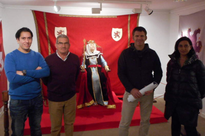 Un momento de la inauguración ayer de la muestra. DL