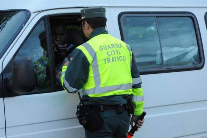 Un agente en un control de Tráfico en las carreteras de León.