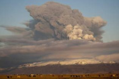 Imagen de la cortina de cenizas que ayer continuaba expulsando el volcán islandés Eyjafjallajoekull.