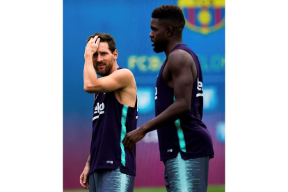 Leo Messi y Samuel Umtiti durante el entrenamiento. ENRIC FONTCUBERTA
